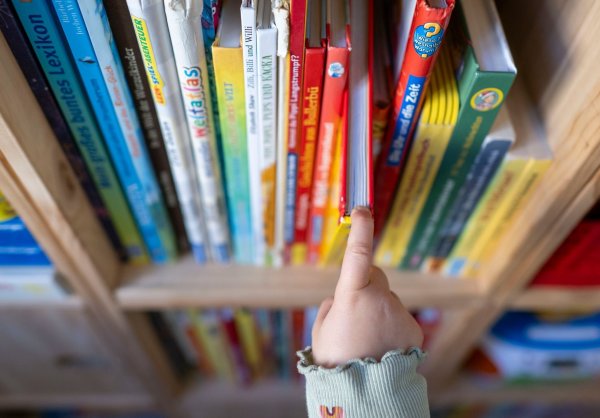 Bundesweit knapp ein Fünftel der ein- bis achtjährigen Kinder kennen das gemeinsame Schmökern mit den Eltern nicht. (Archivbild) - © Hendrik Schmidt/dpa