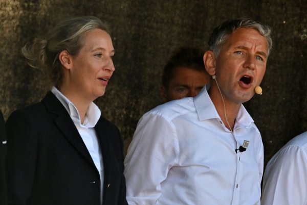 Früher ging Alice Weidel auf Distanz zum Thüringer AfD-Landesvorsitzenden, Björn Höcke, der zu den wichtigsten Vertretern der Rechtsaußen-Strömung der Partei zählt – inzwischen treten beide gemeinsam im Wahlkampf auf. (Archivbild) - © Martin Schutt/dpa