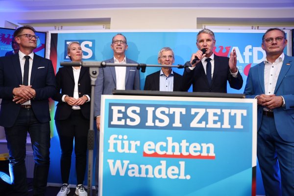 Auf der Wahlparty der AfD wurde auch das sogenannte Abschiebelied gesungen. (Archivbild) - © Christoph Soeder/dpa