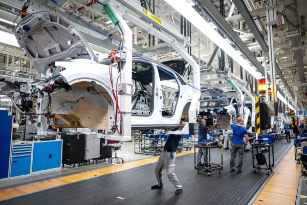 Die deutsche Industrieproduktion ist überraschend deutlich gestiegen. - © Sina Schuldt/dpa