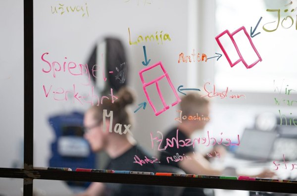 Die Zahl der Start-Gründungen in Deutschland erholt sich wieder - auch dank KI-Boom. (Symbolbild) - © picture alliance / Friso Gentsch/dpa