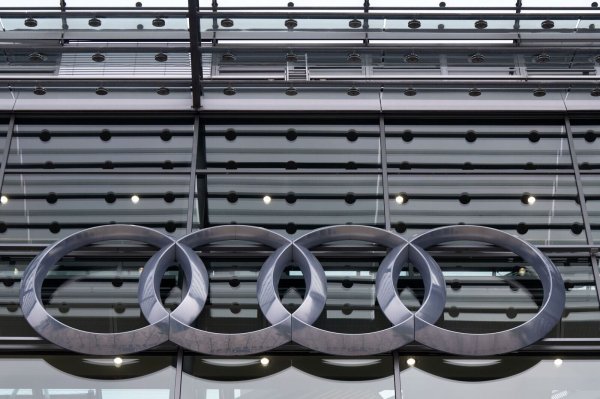 Audi-Zeichen: Marke und Konzern haben an Absatz eingebüßt. (Archivbild) - © Sven Hoppe/dpa