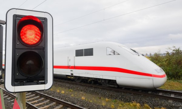 An der ICE-Strecke München-Augsburg-Nürnberg hat die Deutsche Bahn das erste digitale Stellwerk an einer Hochgeschwindingkeitsstrecke in Betrieb genommen. (Archivbild) - © Julian Stratenschulte/dpa