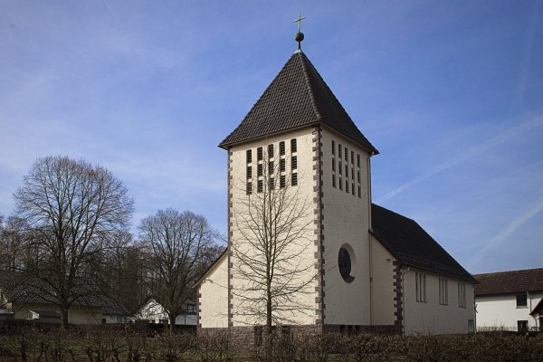 Von der katholischen Kirche St. Laurentius aus dem Jahr 1952 bleibt nur der markante Turm stehen und wird in den Neubau integriert. - © Sabine Hergemoeller