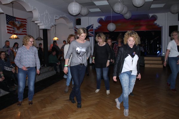 Viele Teilnehmerinnen versuchten sich beim Line Dance. - © Eva-Maria Morenz