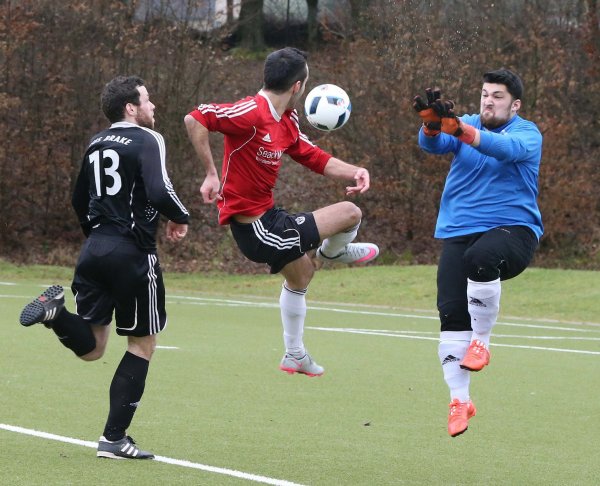 Chance vertan: Wüstens Ferhat Havadir kriegt das Leder gegen Keeper Muhammed Eyigün und Tjalf Deppe vom TuS Brake nicht im Tor unter. - © Paul Cohen
