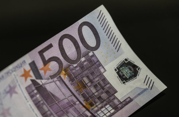 Euro-Falschgeld - © Foto: Boris Roessler/dpa
