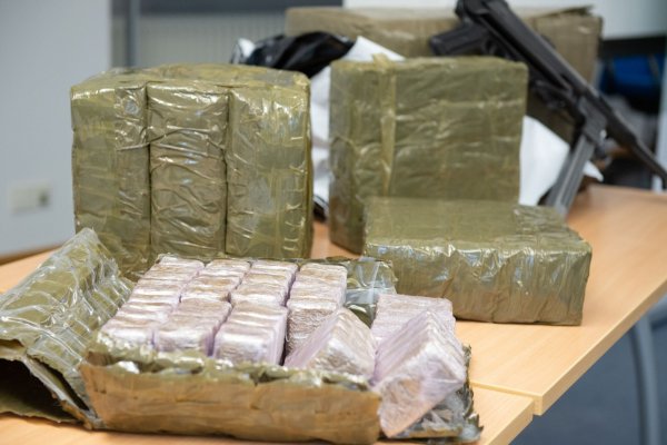 Im Kühlschrank eines mutmaßlichen Drogenschmugglers finden Zollbeamte Haschisch - getarnt als Dubai-Schokolade. (Symbolbild) - © Timm Schamberger/dpa