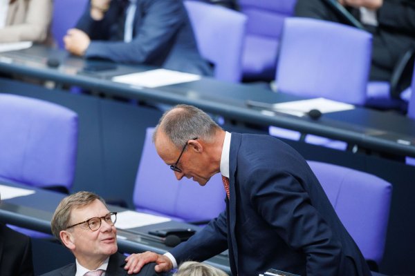 Außenkanzler und Außenminister: Friedrich Merz und Johann Wadephul (beide CDU) während der Generaldebatte zum Haushalt im Bundestag. - © Carsten Koall/dpa