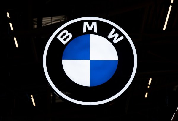 BMW bekommt die Krise zu spüren, bewältigt sie bisher aber besser als die heimische Konkurrenz. - © Sven Hoppe/dpa