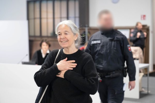 Daniela Klette zeigt sich gerührt von Soldaritätsbekundungen. - © Sina Schuldt/dpa