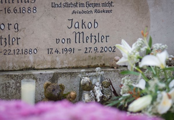 Der verurteilte Mörder von Jakob von Metzler bleibt weiter in Haft. Sein Antrag auf vorzeitige Entlassung liegt vorerst auf Eis – er hat das Prüfverfahren gestoppt. (Archivbild) - © Frank Rumpenhorst/dpa