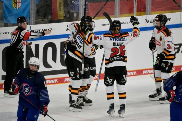 Deutschlands Spielerinnen bejubeln das Führungstor - © Peter Kneffel/dpa