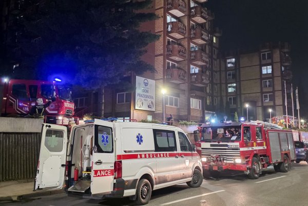 Beim Brand in einem Altenheim in der bosnischen Stadt Tuzla kamen mindestens elf Menschen ums Leben. - © Uncredited/AP/dpa