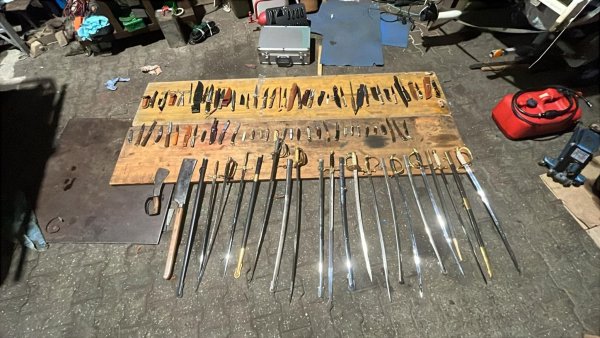 Viele Stichwaffen wurden gefunden. - © Polizei Wuppertal/dpa