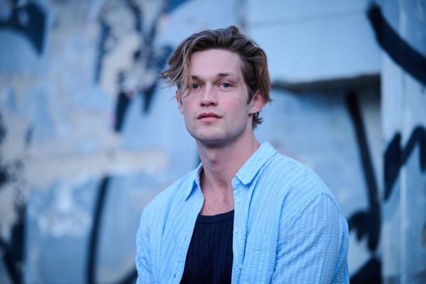 Verträumter und zugleich wachsamer Blick auf die Welt: Damian Hardung. - © Annette Riedl/dpa