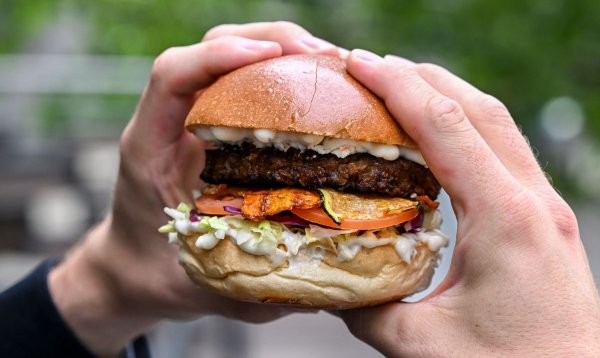 Burger mit einem vegetarischen Patty belegt. (Archivbild) - © Jens Kalaene/dpa