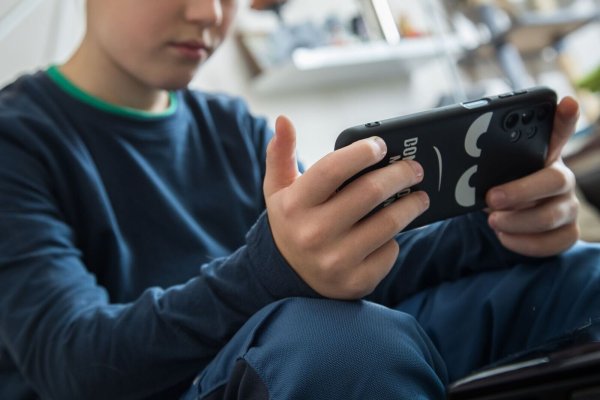 Vorsicht, Gefahr im Chat: Falsche Online-«Freunde» üben digitale Gewalt aus und manipulieren Kinder und Jugendliche - mit fatalen Folgen. - © Christin Klose/dpa-tmn