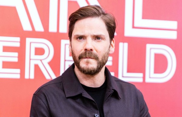 Schauspieler Daniel Brühl steht vor seinem nächsten Regieprojekt (Archivbild). - © Carsten Koall/dpa
