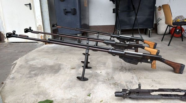 Ermittler entdecken in dem riesigen Waffenarsenal in Remscheid immer neue Verstecke. (Archivbild) - © Polizei Wuppertal/dpa