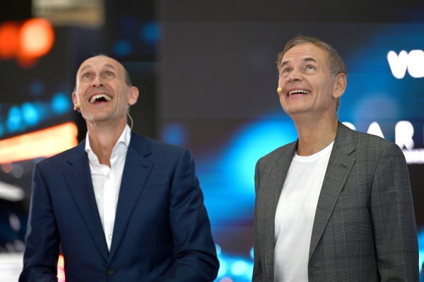 Volkswagen-Chef Oliver Blume (r) und Volkswagen-Vorstandmitglied für China, Ralf Brandstätter, in Shanghai. Der Konzern investiert trotz Schwierigkeiten viel Geld in die neue Technologie. - © Johannes Neudecker/dpa