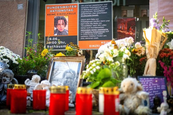 Nach dem gewaltsamen Tod des 21-jährigen Lorenz in Oldenburg hat die Staatsanwaltschaft Anklage gegen den beschuldigten Polizisten erhoben. (Archivbild) - © Sina Schuldt/dpa