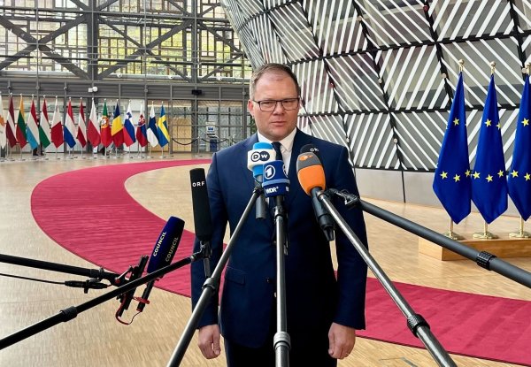 Bundesumweltminister Carsten Schneider (SPD) wirbt für das Ziel, die Emissionen in den nächsten 15 Jahren um 90 Prozent im Vergleich zu 1990 zu senken. - © Katharina Redanz/dpa