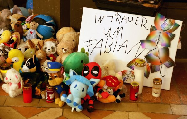 Kuscheltiere und Kerzen zum Gedenken an Fabian. - © Bernd Wüstneck/dpa