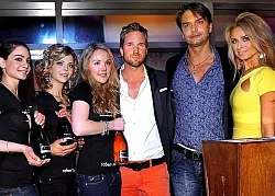 Banu Murt und Bianca Zapatka mit der Gewinnerin Lisa Heinrich, Friseur Robert Mrosek, Marcus Schenkenberg und seiner Freundin Dorin (von links). - &copy; FOTO: BARBARA FRANKE