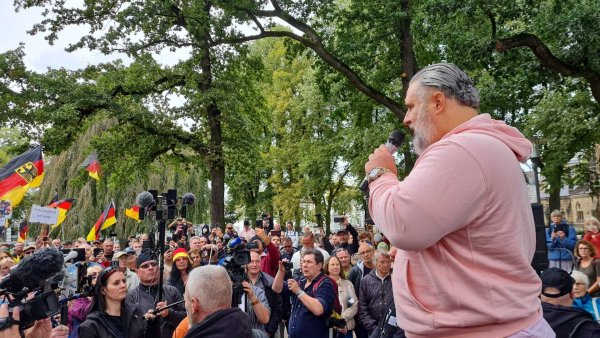 Vor dem Amtsgericht Detmold findet der Prozess gegen den rechten Youtuber Tim Kellner statt.