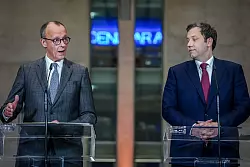 Friedrich Merz (l), Kanzlerkandidat der Union, Fraktionsvorsitzender der Union und Bundesvorsitzender der CDU, und Lars Klingbeil, Fraktionsvorsitzender der SPD und Bundesvorsitzender, geben eine Pressekonferenz zu den Sondierungsgespr&auml;chen zwischen der Union und der SPD. - &copy; Kay Nietfeld/dpa