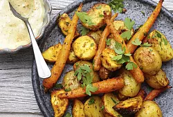 Herbstliches Gemüse mit Senfcreme – dieses Gericht ist glutenfrei und ist ein schönes Soulfood aus dem Airfryer. - © Mathias Neubauer