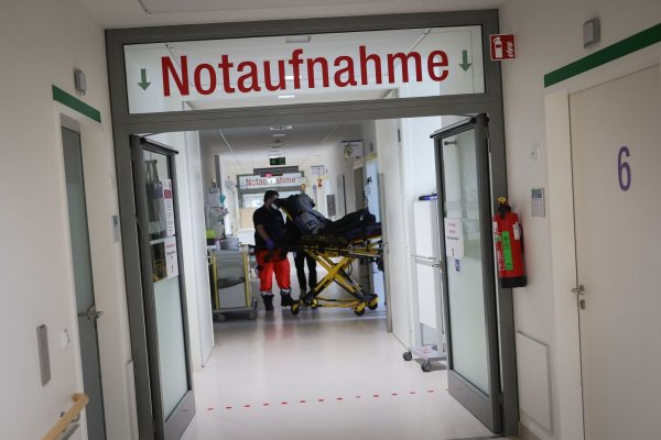 Die Notaufnahmen sollen künftig in neuen Integrierten Notfallzentren aufgehen. Pro 400.000 Einwohnerinnen und Einwohner soll es laut Gesundheitsminister Lauterbach ein Zentrum geben. - © Christian Charisius/dpa