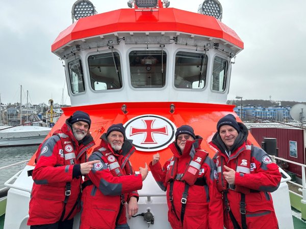 Ehrenamtlicher Botschafter der Seenotretter sind die Band Santiano (l-r): Hans-Timm „Timsen“ Hinrichsen, Björn Both, Peter David „Pete“ Sage und Axel Stosberg. - © Die Seenotretter/DGzRS/dpa