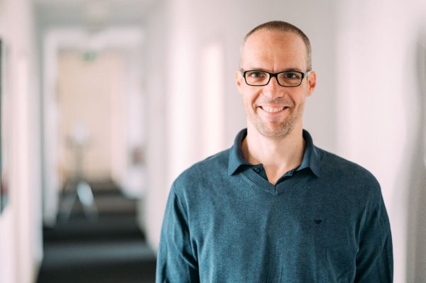 Michael Gundall ist Fachberater für Digitales bei der Verbraucherzentrale Rheinland-Pfalz. - © Laura Muth/Verbraucherzentrale Rheinland-Pfalz/dpa-tmn