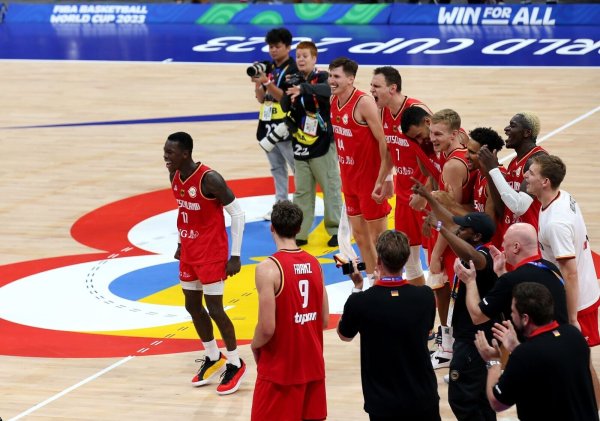 Die deutschen Basketballer begeistern bei der WM. - © Matthias Stickel/dpa