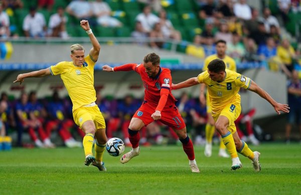 Englands James Maddison (M) wird gleich von zwei Ukrainern bedrängt. - © Nick Potts/PA Wire/dpa