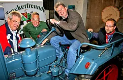 Hermann Oortman, Justus Meier zu D&ouml;ldissen, Gerhard Schemmel sowie Treckerfreunde-Vorsitzender Thomas Hafemann (von links) mit dem Lanz Bulldog des B&uuml;rgermeisters. - &copy; FOTO: SANDRA CASTRUP