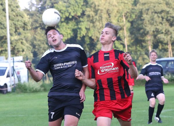 Zweikampf mit Köpfchen: Klüt-Wambecks Marco Böger (links) und Enrico Peters von CSL Detmold. - © Paul Cohen