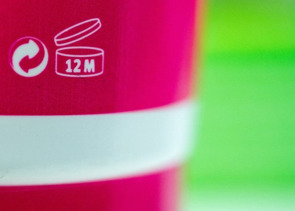 Abgelaufene Kosmetika Hautcreme Haltbarkeitsdatum MHD - © Foto: Andrea Warnecke/dpa-tmn