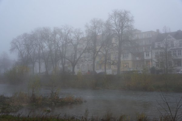 Der Nebel hält sich zäh am Wochenende (Archivbild) - © Thomas Frey/dpa