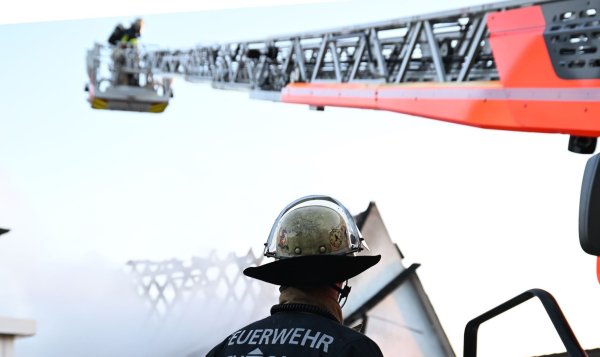 Bei einem Brand in einem Mehrfamilienhaus hat die Feuerwehr in Essen auch auf der Autobahn eine Drehleiter in Stellung gebracht. (Symbolbild) - © Bernd Weißbrod/dpa