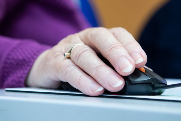 Ein Seniorenverband beklagt, dass es WLAN nicht in allen Alten- und Pflegeheimen gibt (Symbolbild). - © Franziska Gabbert/dpa-tmn/dpa