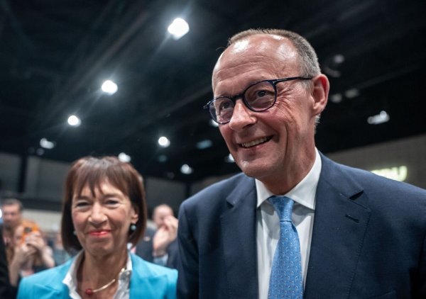 Friedrich Merz und seine Frau Charlotte wollen ihre Kinder an Weihnachten entlasten. (Archivbild) - © Michael Kappeler/dpa