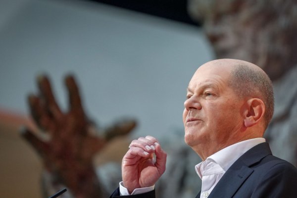 "Nicht meckern, machen": So schwört Kanzler Scholz seine Partei auf den Wahlkampf ein. - © Kay Nietfeld/dpa