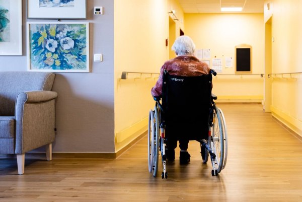Die Zahl der pflegebedürftigen Menschen in NRW wird nach einer Berechnung des Statistischen Landesamtes bis 2050 auf knapp 1,6 Millionen ansteigen. (Symbolbild) - © Frank Molter/dpa