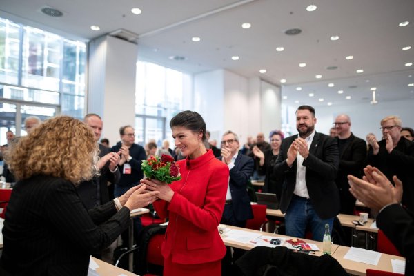 Parteichefin Sahra Wagenknecht wird zu ihrer Wahl auf der Landesliste gratuliert. - © Fabian Strauch/dpa