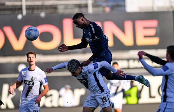 Paderborns Ilyas Ansah (oben) kommt gegen den Elversberger Lukas Pinckert zum Kopfball. - © Silas Schueller/DeFodi Images/dpa