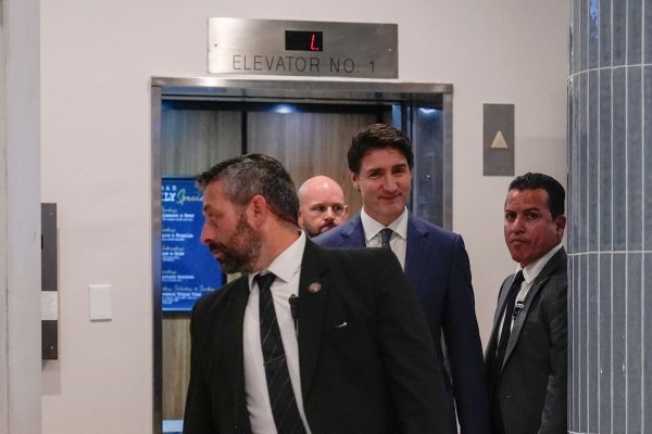 Kanadas Premierminister Justin Trudeau traf den künftigen US-Präsidenten Donald Trump zum Abendessen in Mar-a-Lago. - © Carolyn Kaster/AP/dpa