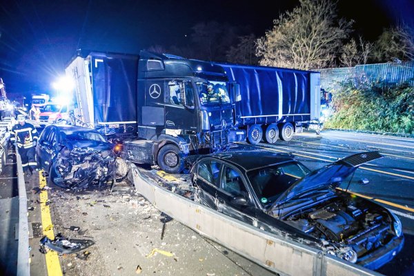 Ein Lastwagen steht auf der Autobahn 1 bei Hagen an der Unfallstelle. - © Alex Talash/dpa